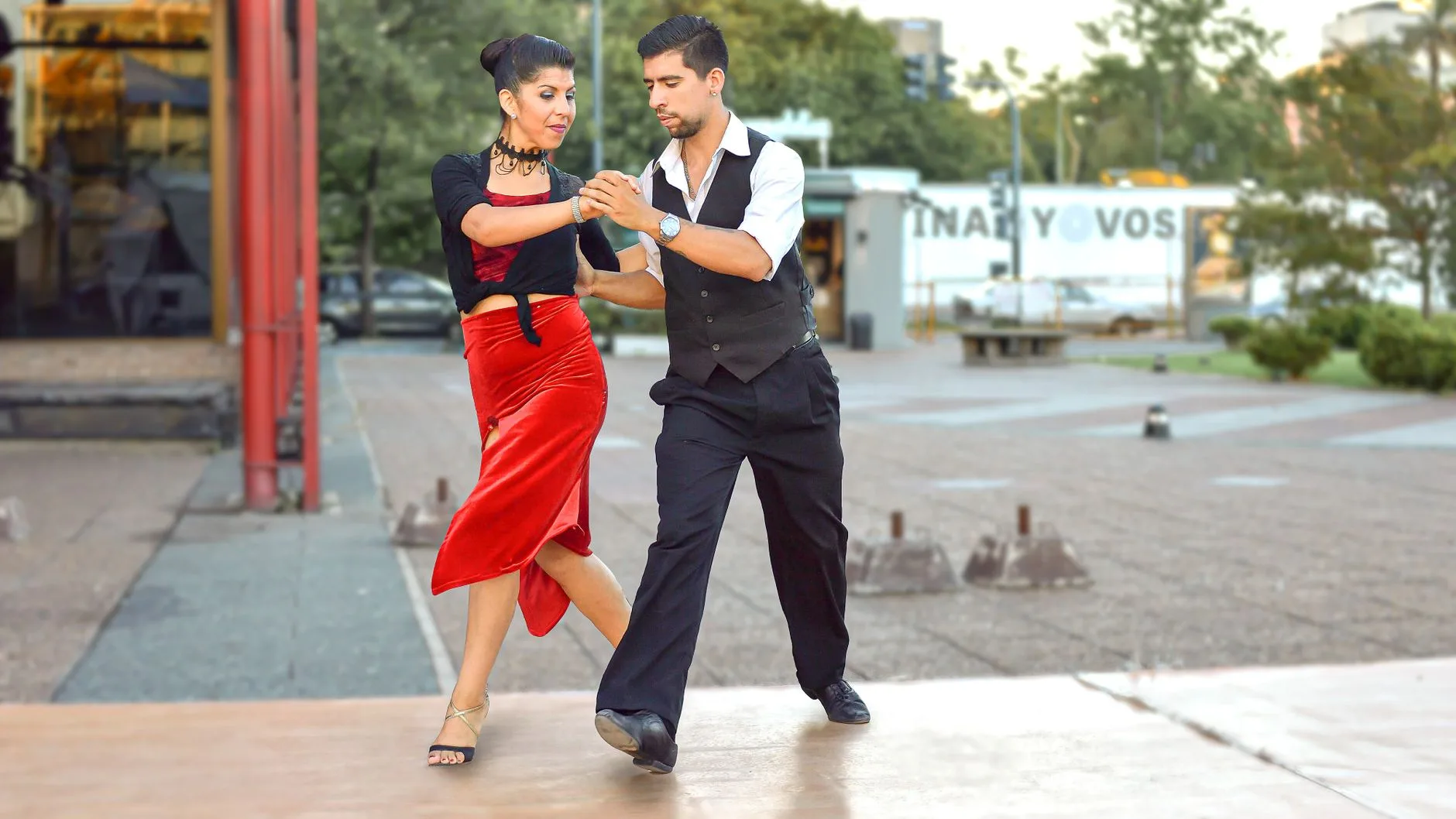 Para tańcząca tango na ulicy Buenos Aires